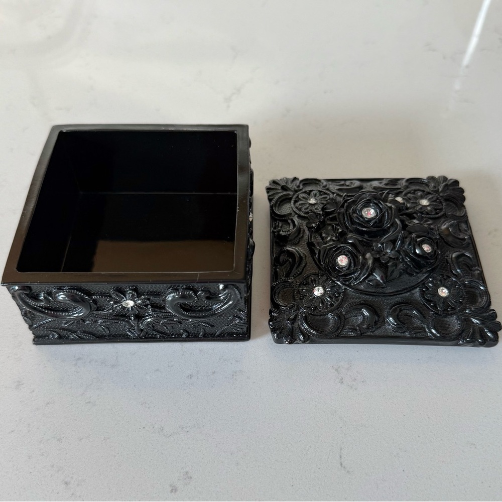 Small ornate storage box - Picture 4 of 4